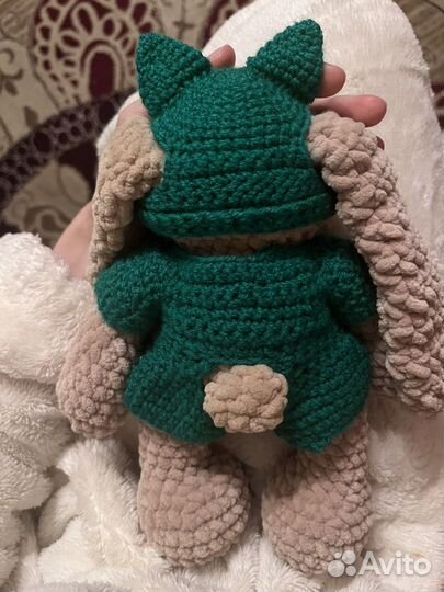Вязаная игрушка заяц