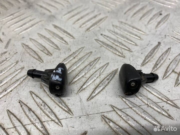 Б/У форсунка омывателя Mazda Demio DW3W B3 1.3 Л