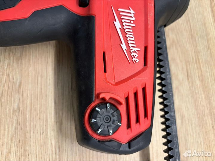 Клеевой пистолет Milwaukee 2640-20