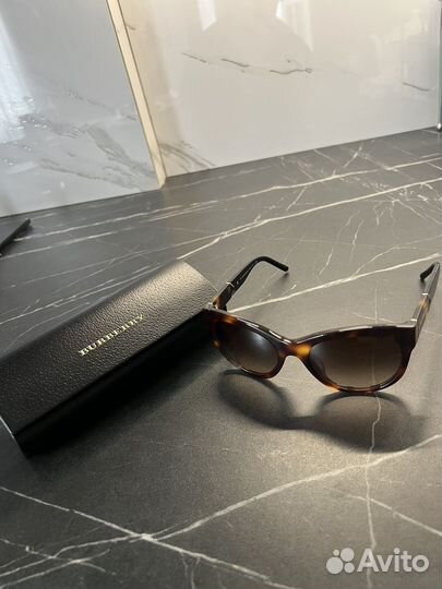 Солнцезащитные очки женские Burberry