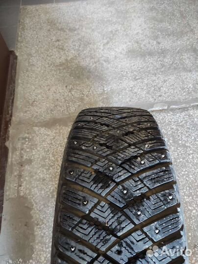 Goodyear Ultragrip Ice Arctic 215/60 R16