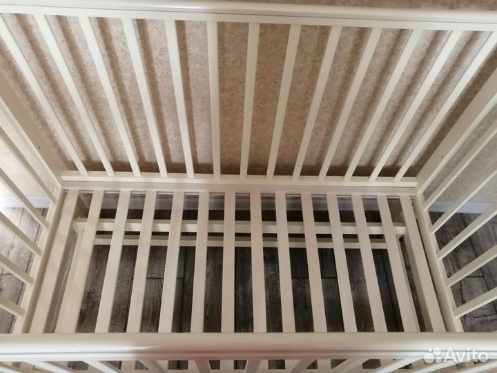 Детская кроватка с продольным маятником