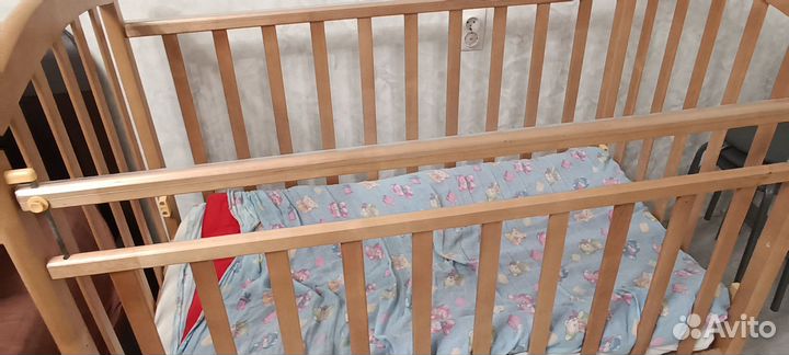 Детская кроватка с маятником