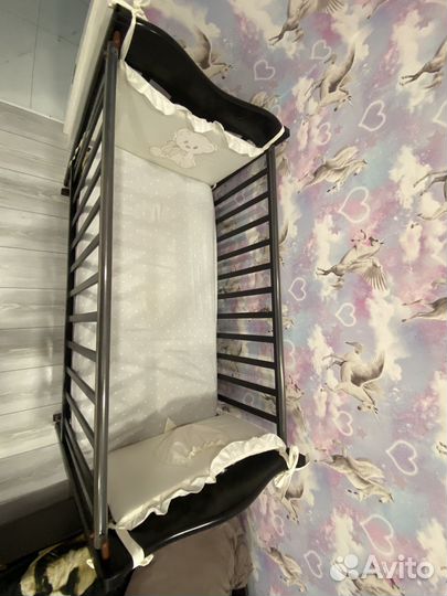 Детская кроватка с маятником