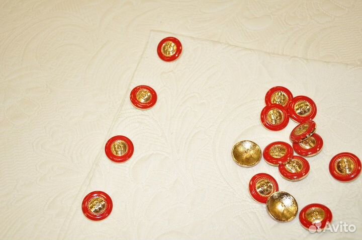 Пуговицы красные 24 мм 