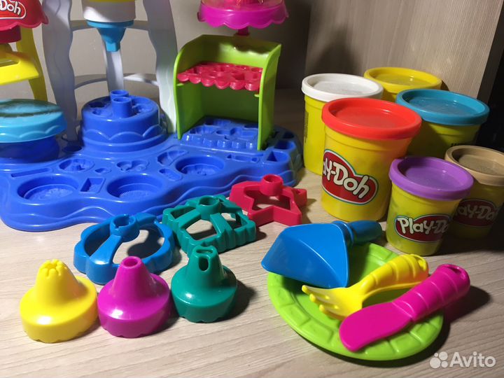 Игровой набор Play-Doh plus Фабрика пирожных