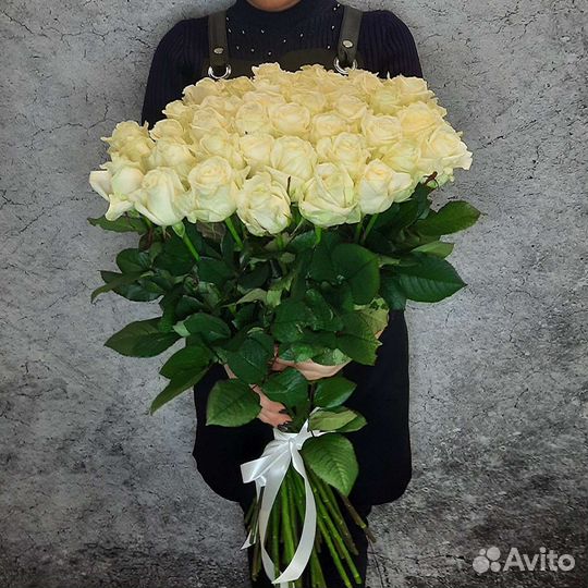 Букет высоких белых красных роз 25 51 101 роза