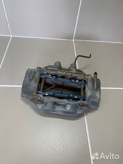 Суппорт тормозной передний правый Toyota Hilux