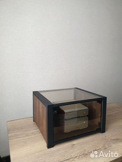 Стеклянная тумба под аудиотехнику