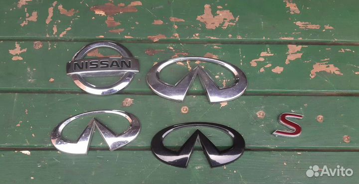 Шильдик Infiniti