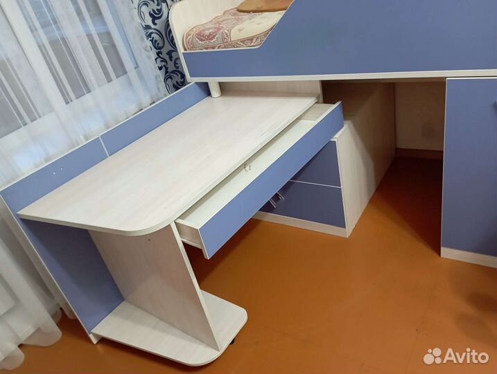 Кровать- чердак со столом и шкаф