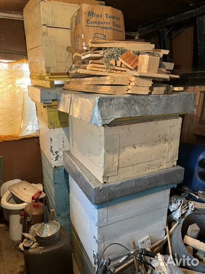 Пасека с ульями для пчел и медогонкой