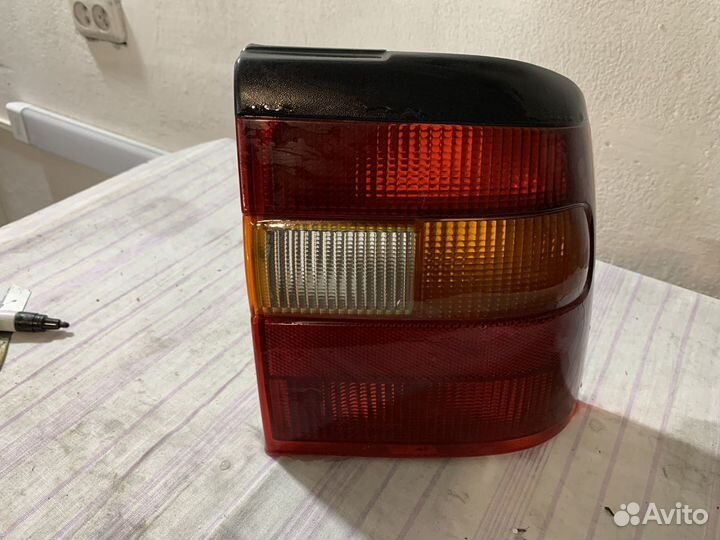 Правый задний фонарь Opel Vectra A 1993 года