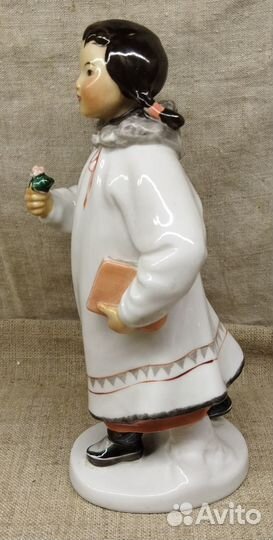 Статуэтка Якутка с книгой и цветком СССР лфз