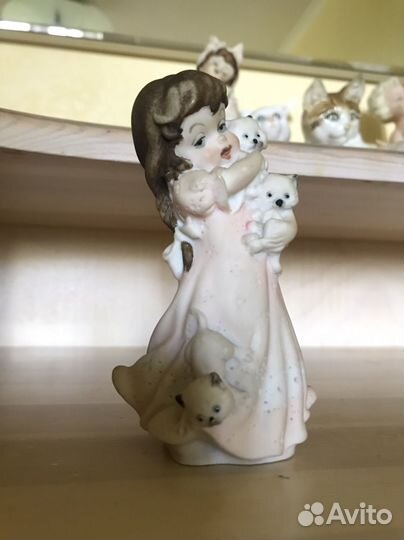 Статуэтка фарфор Д.Армани Девочка с котятами