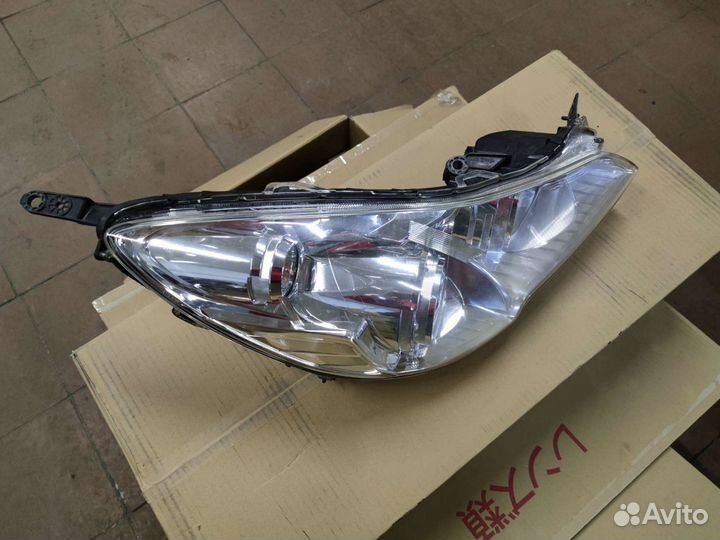 Фара правая Subaru Outback B14 ксенон износ 10
