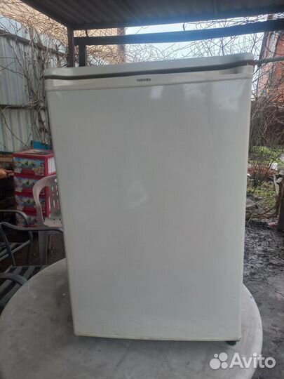 Холодильник маленький с морозилкой б/у Toshiba