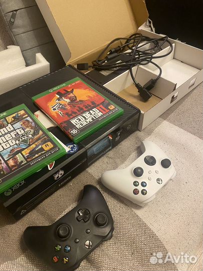 Xbox one + два геймпада + две игры (gta v и rdr2)