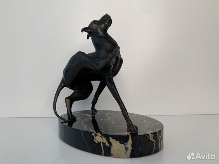 Собака бронзовая на камне