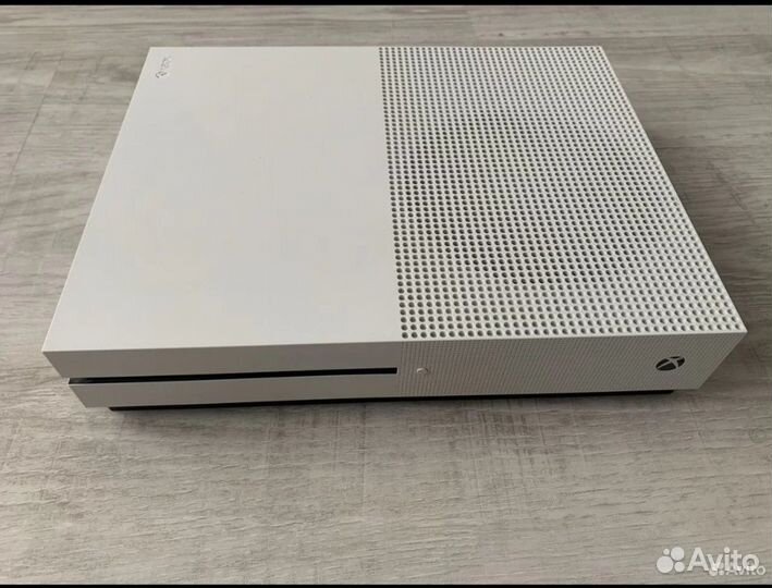 Xbox One s 1tb с игрой