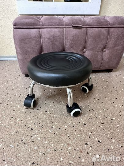 Стульчик для мастера педикюра