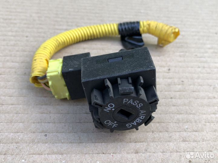 Выключатель пассажирской подушки Мицубиси Кольт