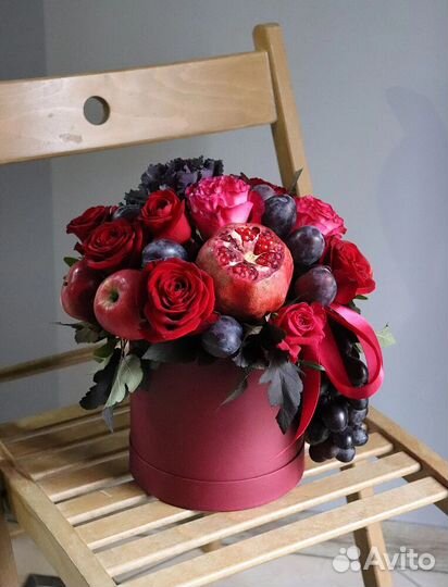 Композиция с фруктами в шляпной коробке