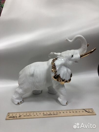 Фарфоровая статуэтка слон