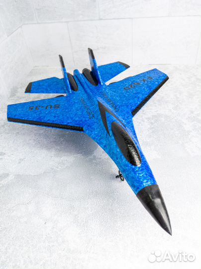 Летающий радиоуправляемый самолет с пультом