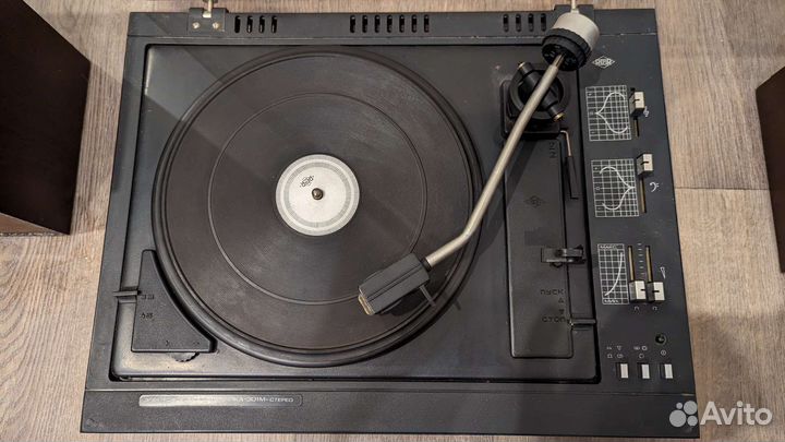 Проигрыватель винила и две колонки Радиотехника