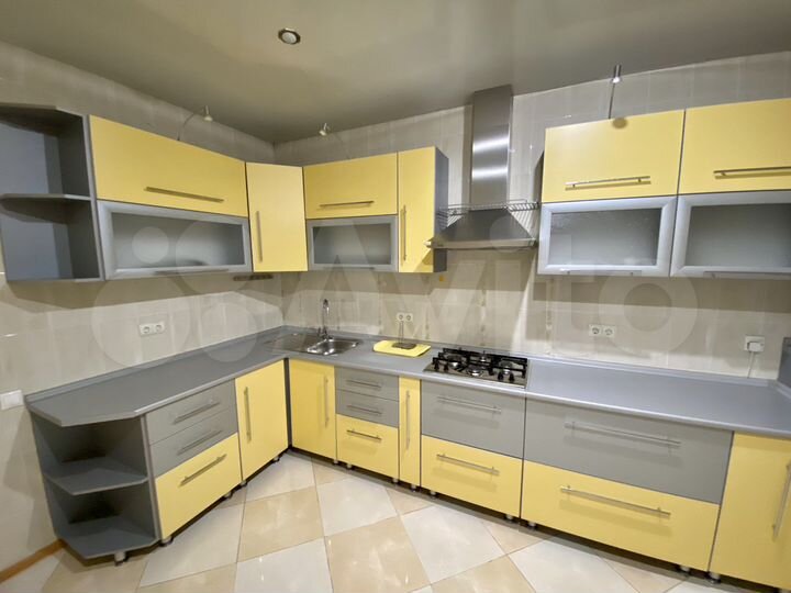 3-к. квартира, 100 м², 4/10 эт.