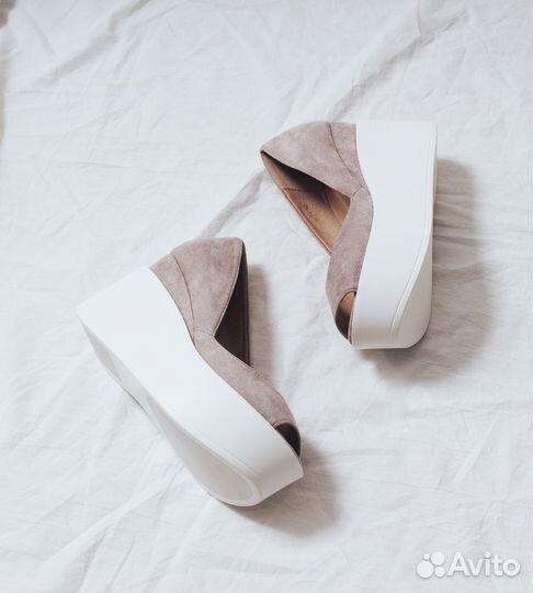 Босоножки на танкетке новые