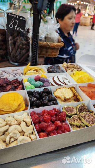 Продавец орехов и сухофруктов