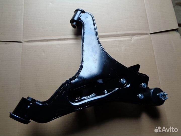 Рычаг передний нижний левый Мицубиси Паджеро 3