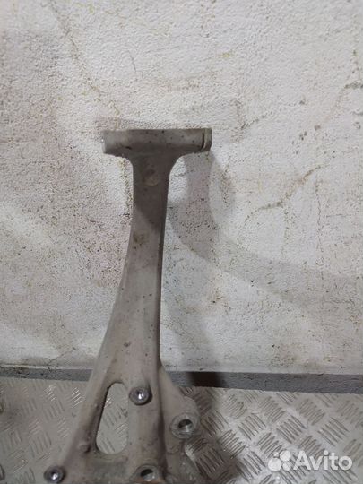 Кулак поворотный левый Audi A4 B9