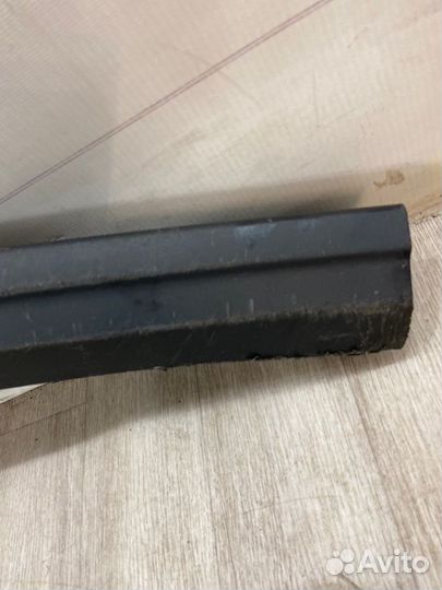 Накладка на бампер передняя Toyota Avensis T25