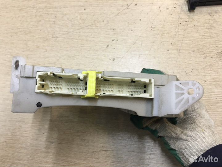 Салонный блок предохранителей Toyota Camry 50