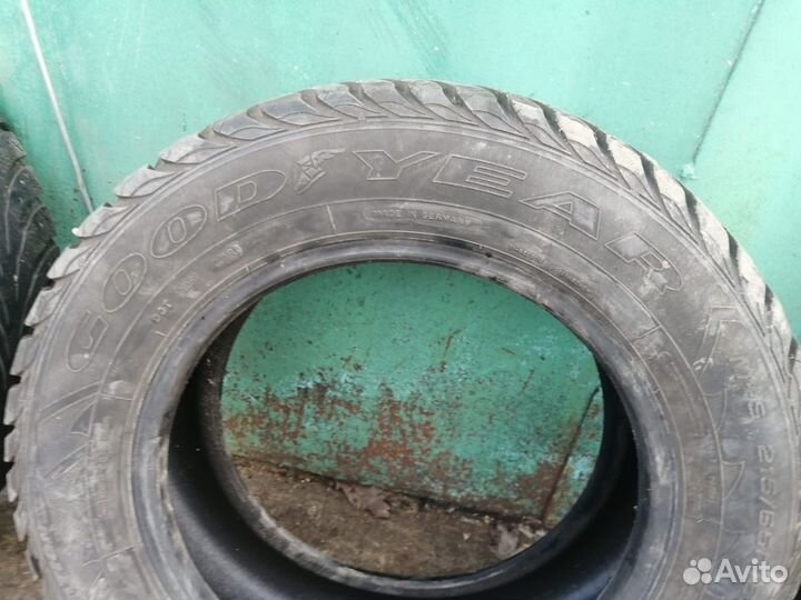 Goodyear UltraGrip Extreme 215/65 R16