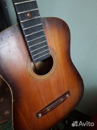 Акустическая гитара