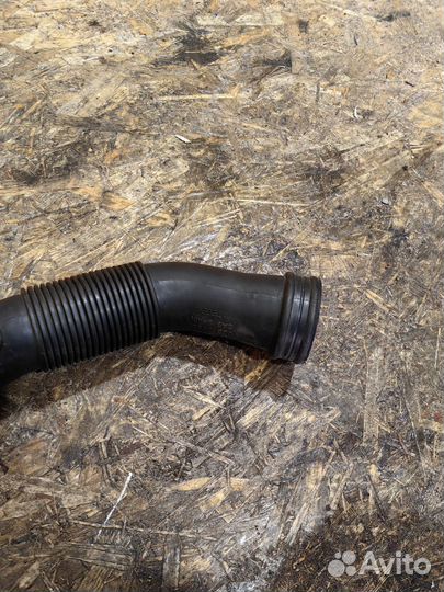 Патрубок Воздушный Пассат Б5 06B129627