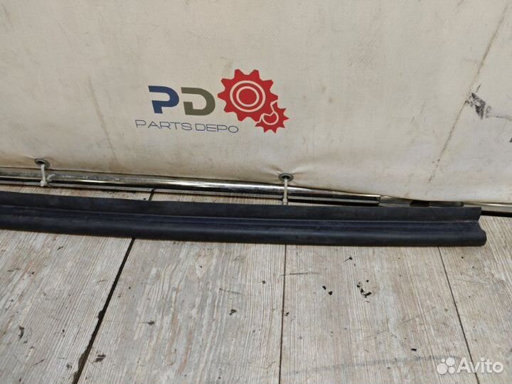 Уплотнительная резинка капота Audi A4 B8 2.0 2011