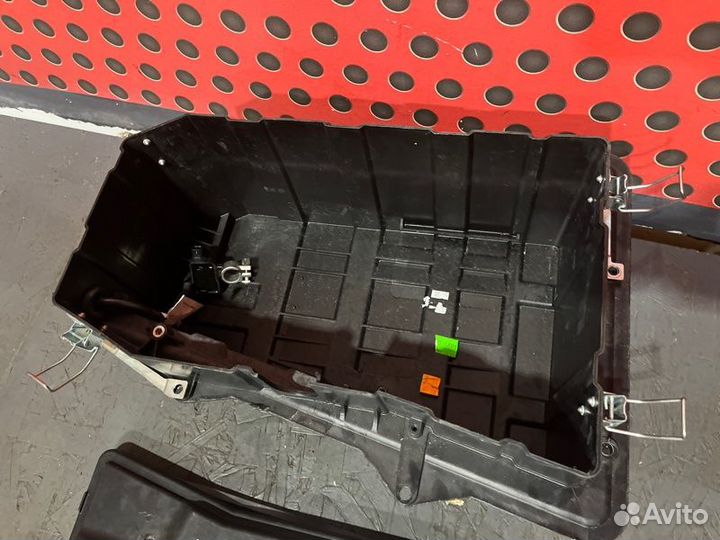 Крышка аккумулятора Porsche Cayenne 958 2016