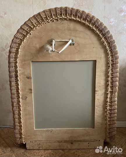 Зеркало в раме из лозы