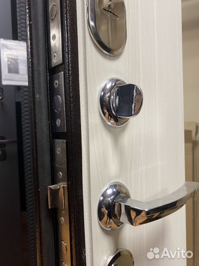 Дверь входная с зеркалом