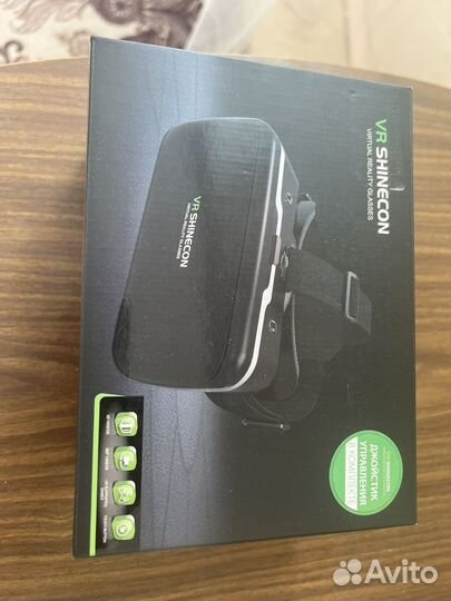 Очки виртуальной реальности с джойстиками