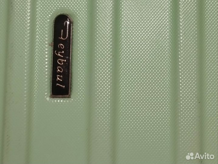 Чемодан на колесах пластиковый бу