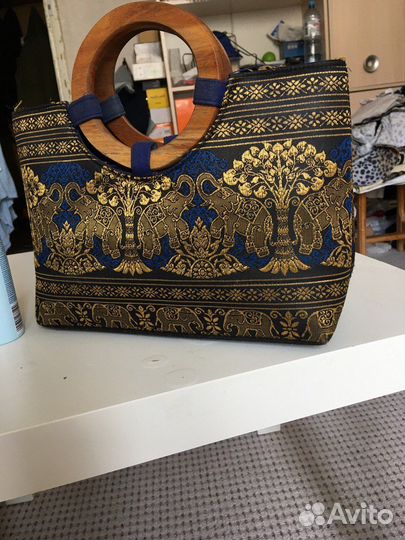 Привлекающая внимание сумка со слонами из Индии
