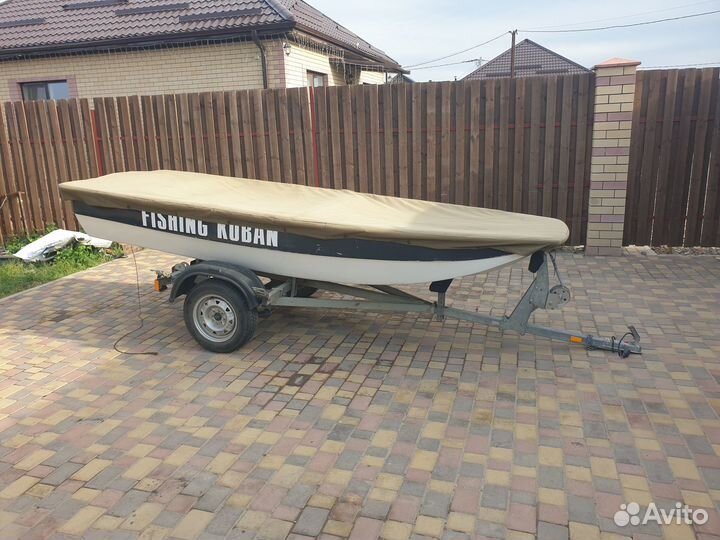 Моторная лодка пластиковая тримаран