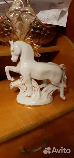 Фарфоровая статуэтка конь огонь без сколов, трещин