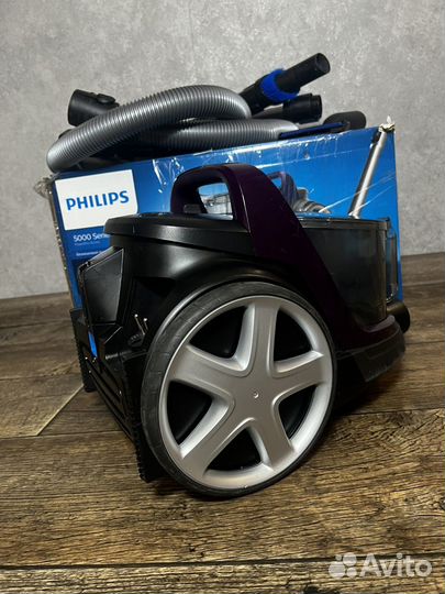 Мощный плыесос Philips безмешковый